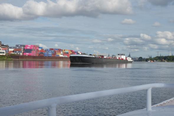 Symbolbild Hamburger Hafen rundum und mittenmang