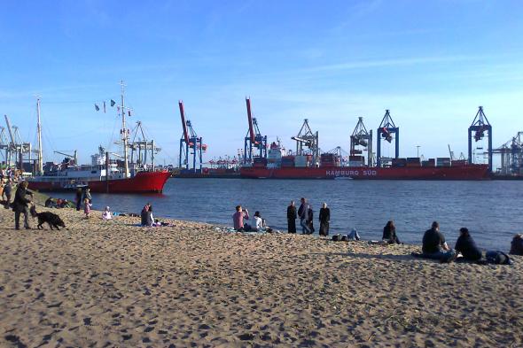 Symbolbild Stadt-Strand-Fluss. Die Elbe, Lebensader und Tor zur Welt